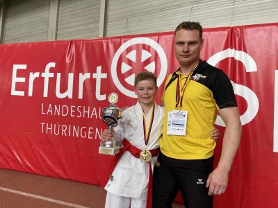 Landestrainer Kata Alexander Löwe freut sich mit dem Deutscher Meister Adrian Jahnsmüller.