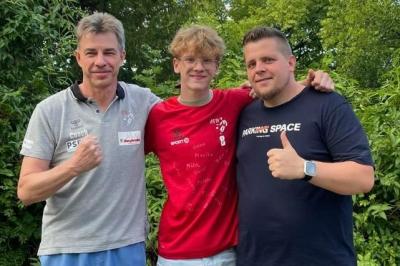 Die Verantwortlichen vom HV Wernigerode wünschen Aaron Oels alles Gute für seine Zukunft beim SC Magdeburg. (Foto: Verein)