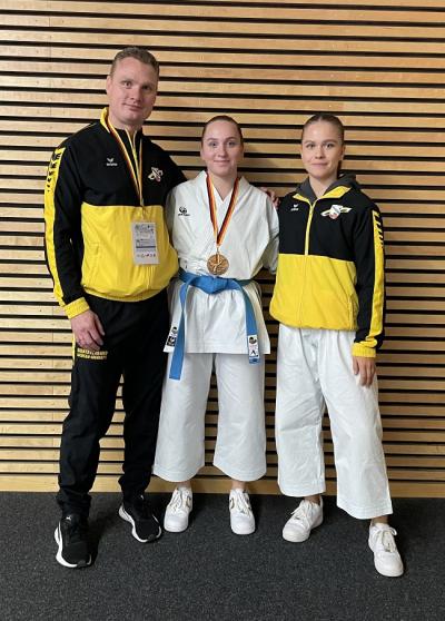 Leonie Munier (Mitte) gewinnt Bronze in der Kata bei den Damen unter 21 Jahren - mit Landestrainer Kata Alexander Löwe (links)
