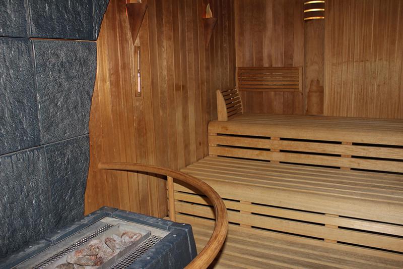 Die Sauna befindet sich im Gang der Tribüne der Dreifeldersporthalle. Bitte melden Sie Ihren Nutzungswunsch an.