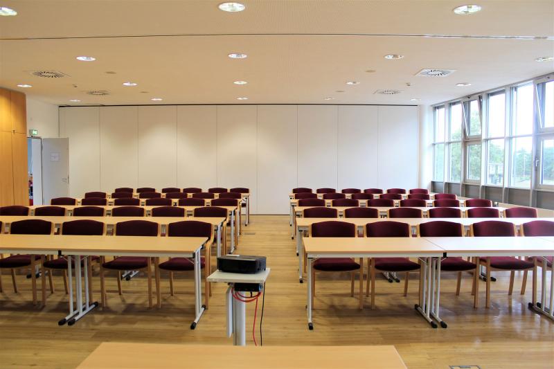 Die Seminarräume Magdeburg und Halle kombiniert mit der Bestuhlungsvariante Parlament.