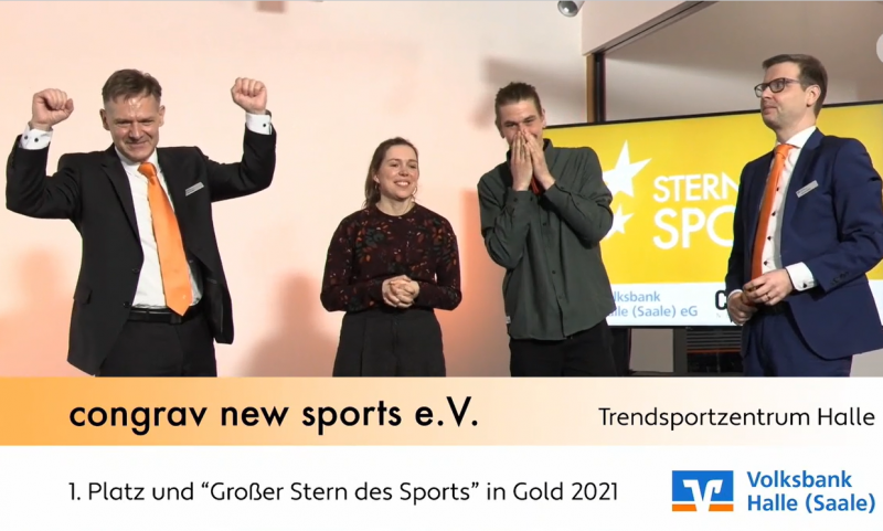 Paula Herzog und Robert Saß vom conrav new sports e. V. aus Halle freuen sich gemeinsam mit den Vertretern der Volksbank Halle riesig über den "Großen Stern des Sports in Gold". 